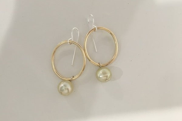 YELLOW GOLD HOOP EARRINGS WITH PEARL
